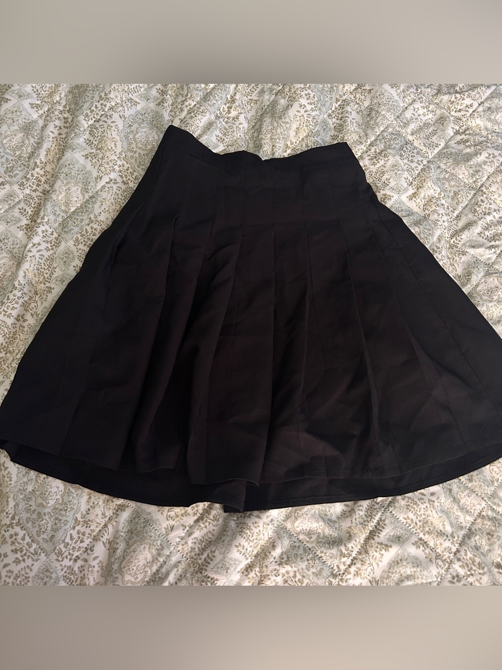 Women’s black pleated skirt has shorts medium zip stretch